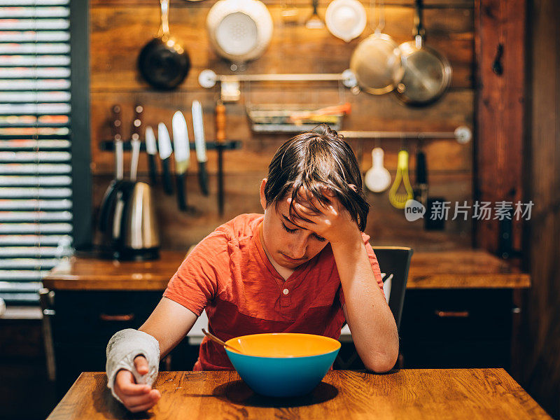 十几岁的男孩，手臂上缠着石膏