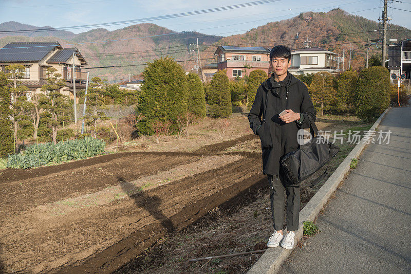 年轻的亚洲人日本人寻找旅游地点使用手机和花时间在亚洲旅行