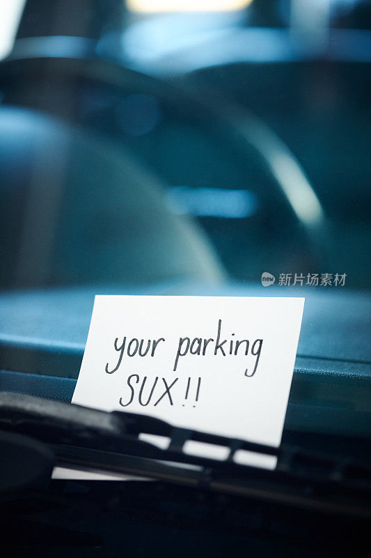 手写“你的停车辣妹!!”汽车挡风玻璃刮水器下面的信息