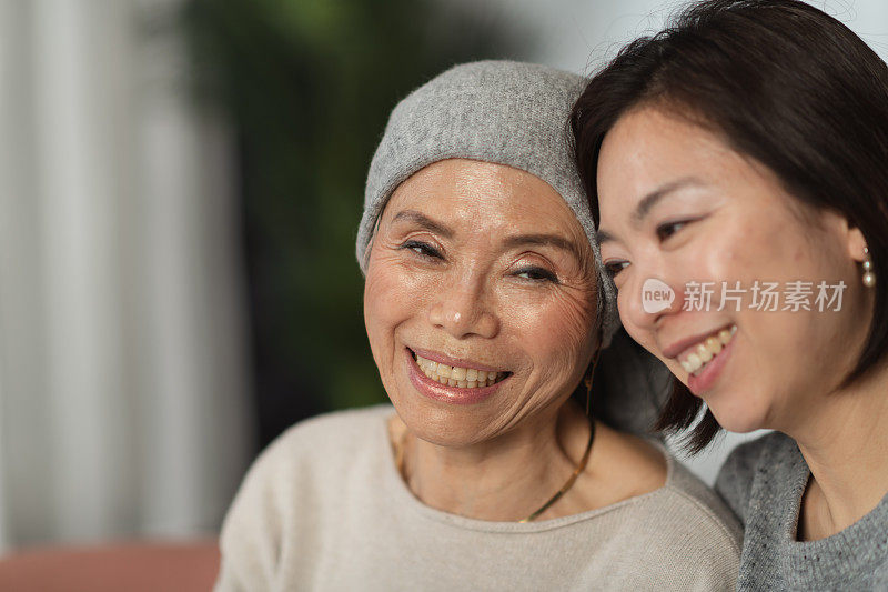 老年母亲与癌症花时间与她的成年女儿