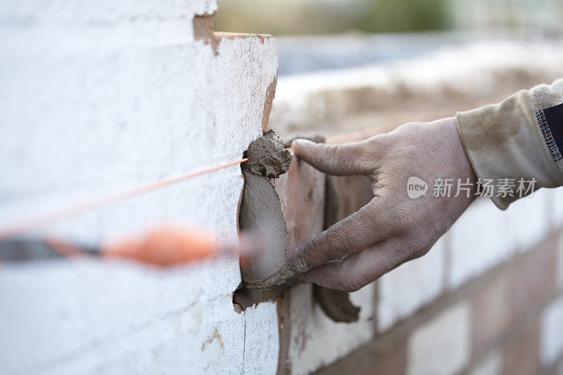 砖匠用再生砖建造新的扩建部分