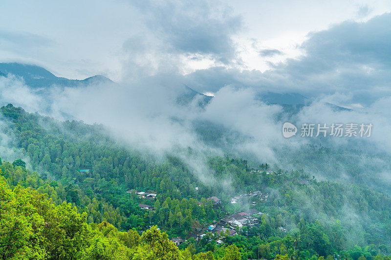 云雾缭绕的山峦覆盖着雨林。