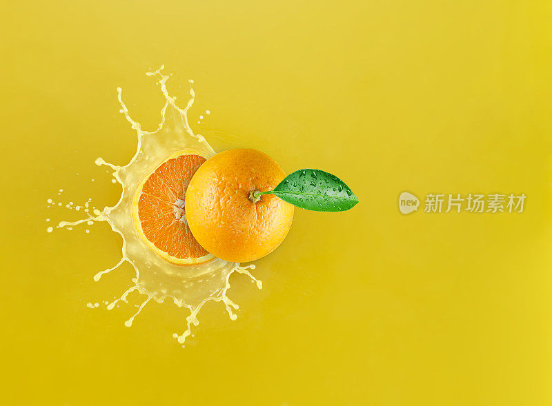 高角度的一个成熟的橙子溅到橙汁