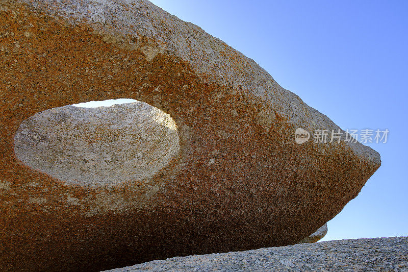 在美丽的夏日里，法国布列塔尼的粉红色花岗岩海岸上，大自然塑造的岩石