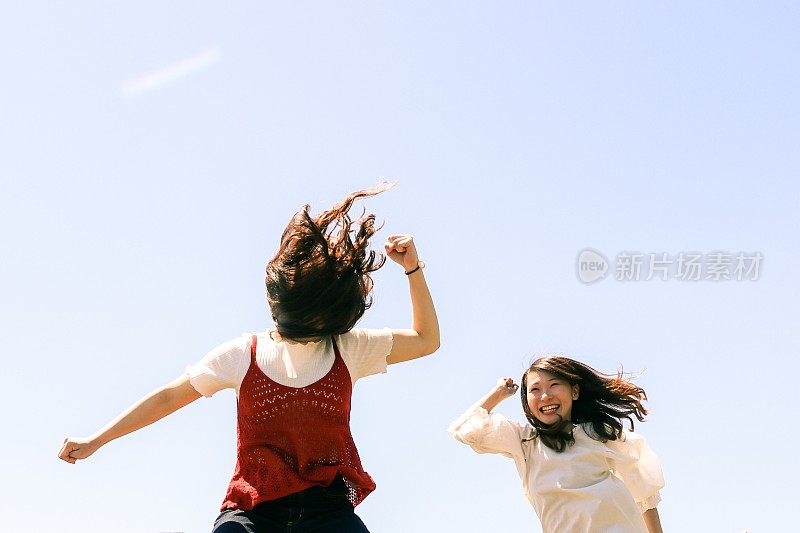 日本女人有暴风雨般的头发和跳跃