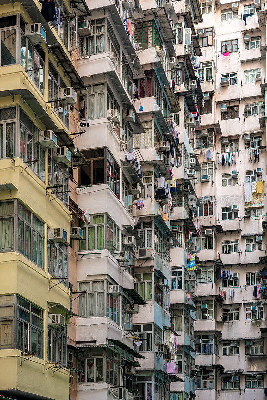 老旧的社区，密集的住宅建筑和观赏多彩的公寓大楼在香港城市