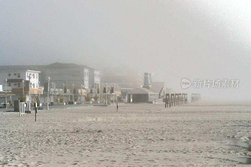 雾中的海洋城海滩