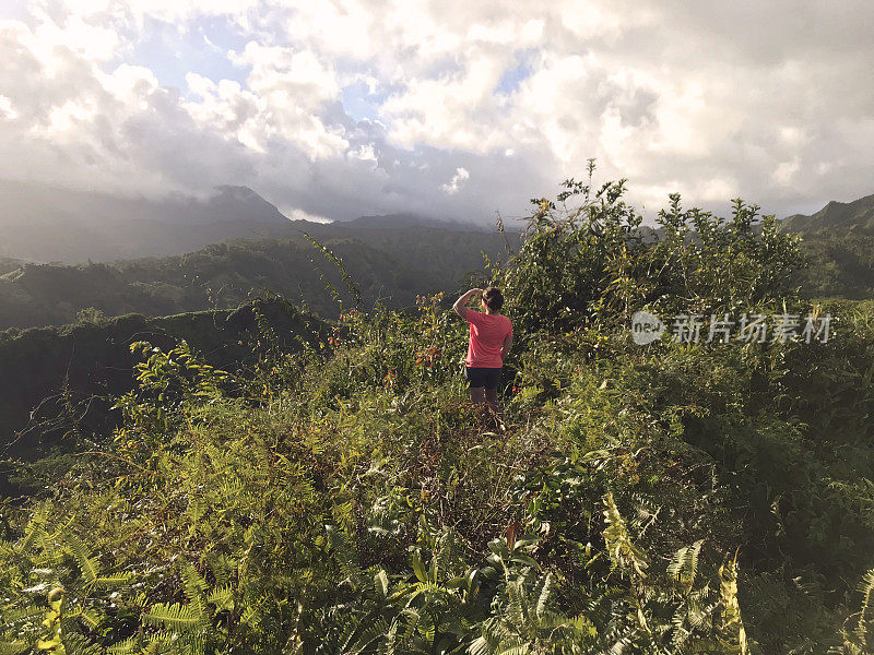 妇女欣赏郁郁葱葱的马卡莱哈山，考艾岛，夏威夷