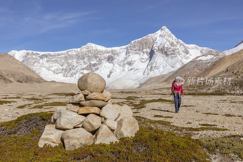 一位女士在圣洛伦索山前徒步旅行