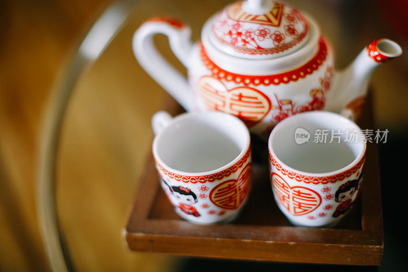 中国婚礼茶道用茶壶和茶杯