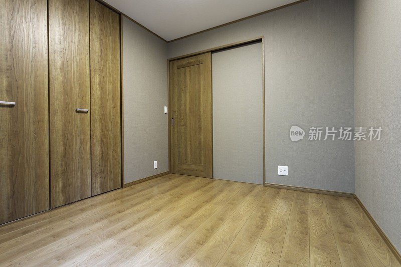 日本普通住房。木地板的卧室。