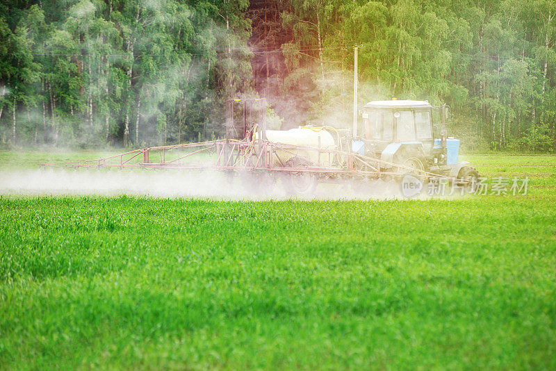 拖拉机喷洒农药、杀虫剂或除草剂