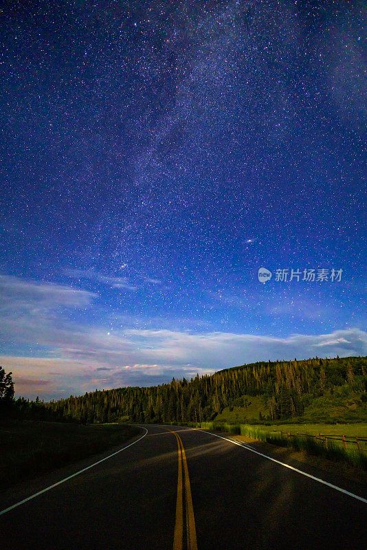 高速公路夜晚与星星和银河银河