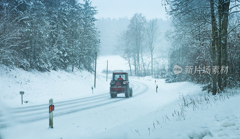 拖拉机在雪地上行驶