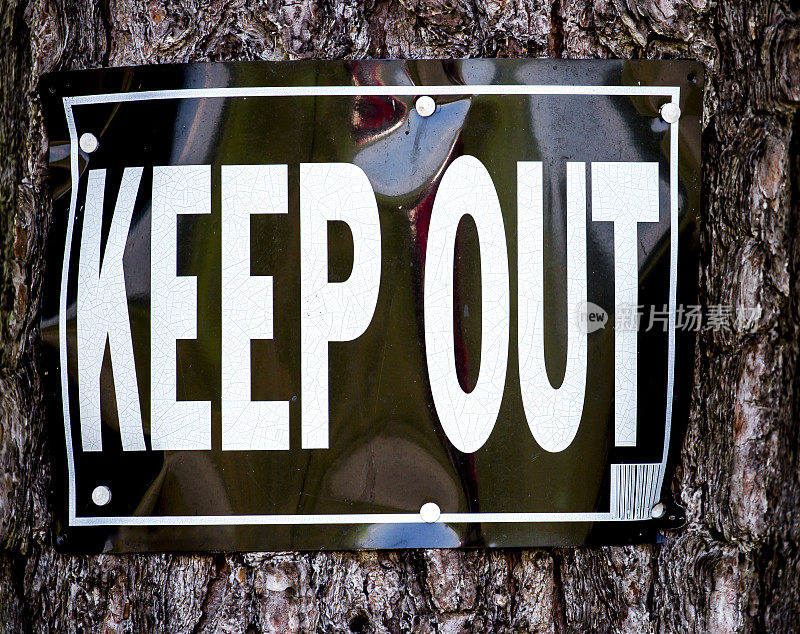 警告标志――请勿进入，在树上的标志