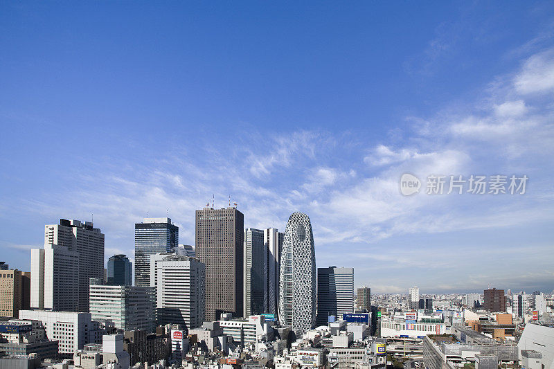 摩天大楼和扫过的云。日本东京都新宿区