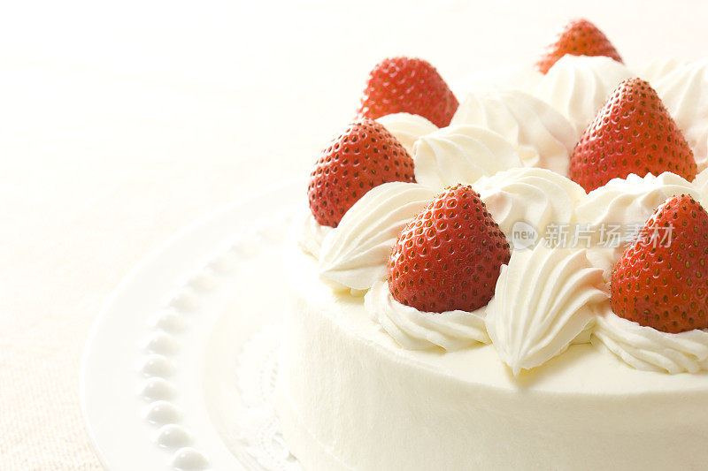 一个装饰草莓奶油蛋糕