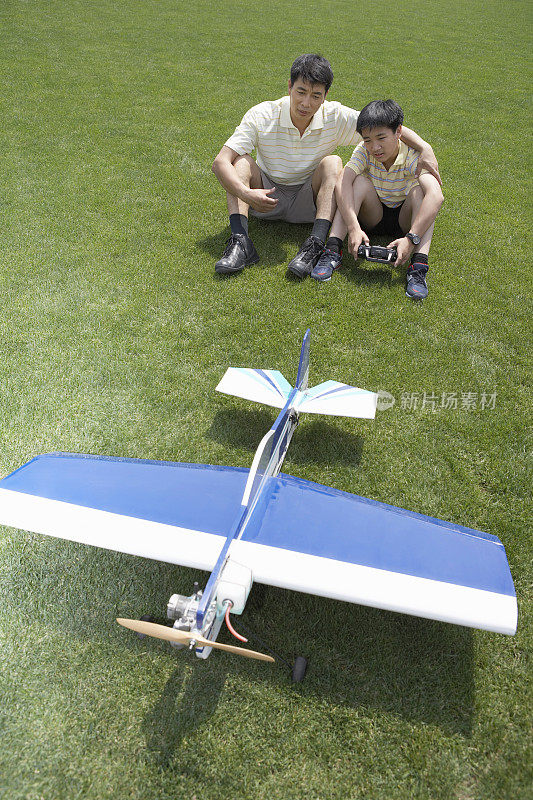 父子与直升飞机模型