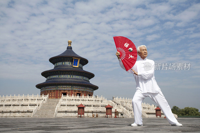 老年男子在天坛打太极