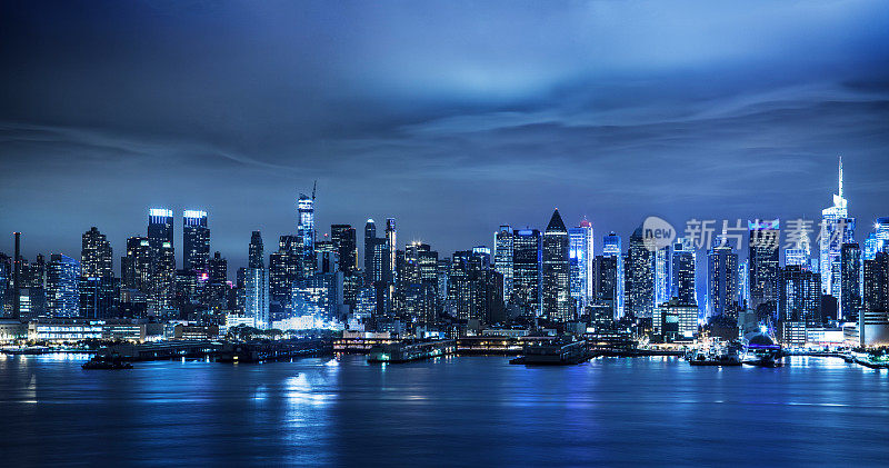 夜晚的曼哈顿天际线