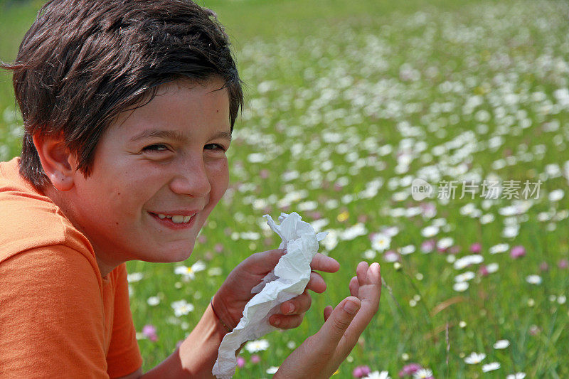 打喷嚏时对花粉过敏的儿童