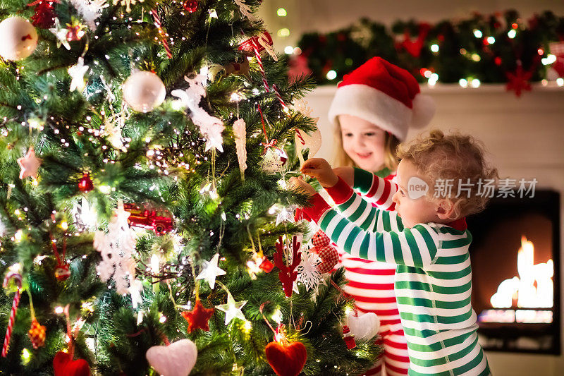 孩子们在美丽的客厅里装饰圣诞树