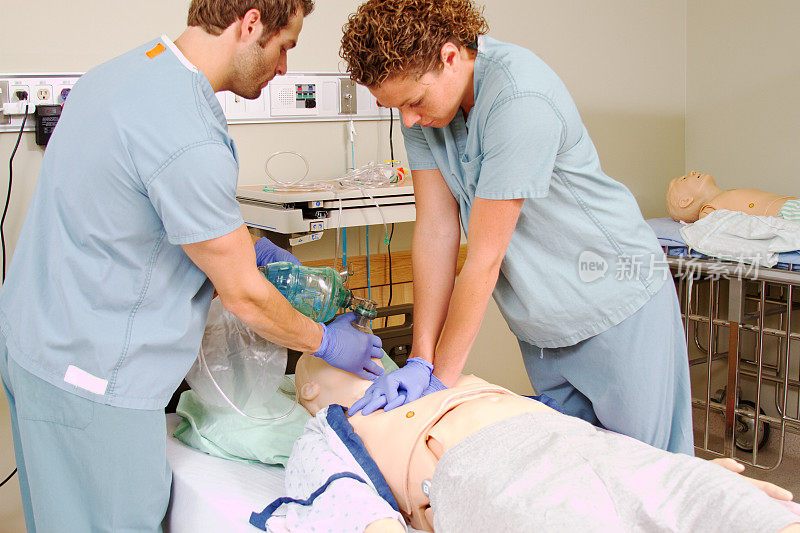 两名工作人员在人体模型上练习心肺复苏