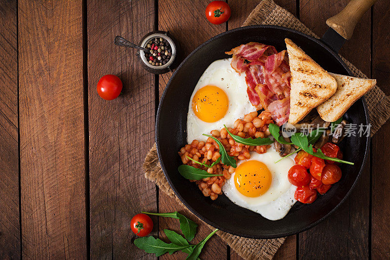英式早餐——煎蛋，豆子，西红柿，培根和吐司。