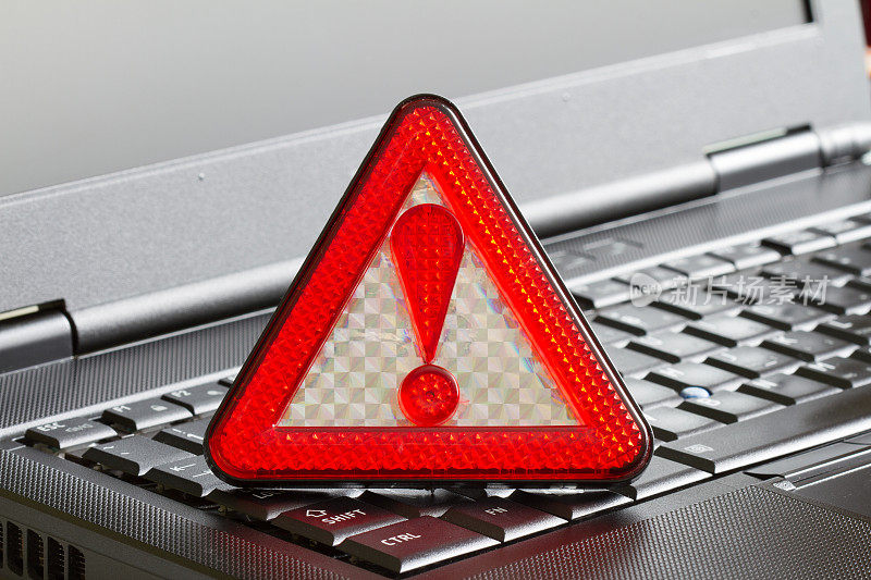 警告标志黑色笔记本电脑病毒检测警报