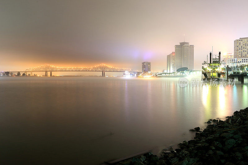 新奥尔良在雾中