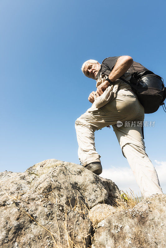 一个成熟的男人在山顶徒步旅行