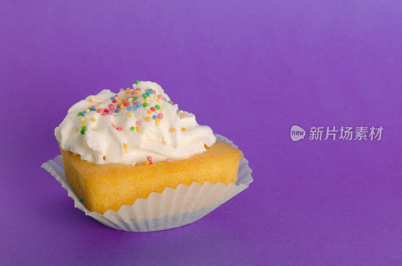 纸杯蛋糕在紫色背景与复制空间