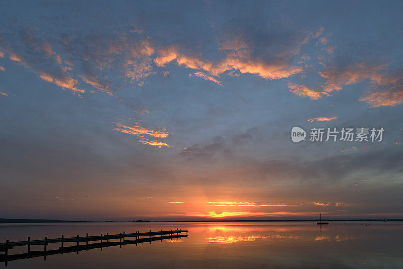 黄昏时湖面上美丽的云景