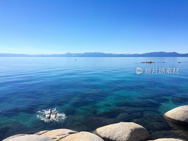 夏天，一名男子潜入太浩湖