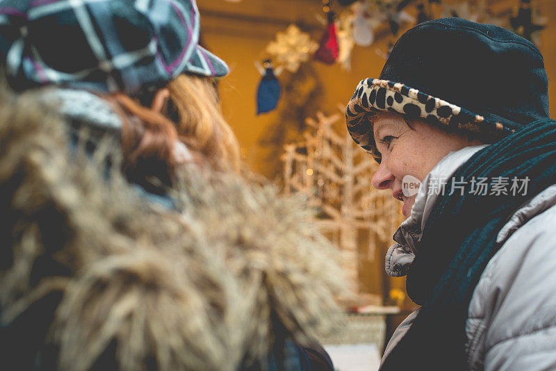 奥地利卡林西亚的白人妇女在圣诞市场购物
