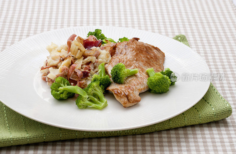 配上猪肉排、花椰菜和土豆饼