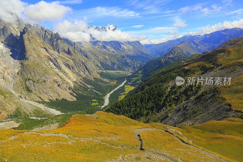 田园牧歌式的勃朗峰，阿尔卑斯的乡村景观之上的云彩，奥斯塔山谷