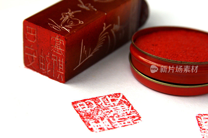 中国邮票和红墨水的特写