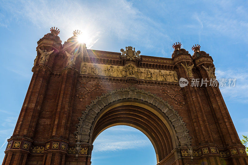 巴塞罗那的凯旋门和太阳
