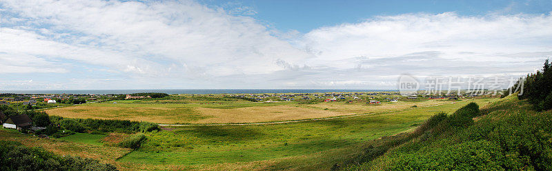 晴朗的一天，丹麦西海岸的全景图