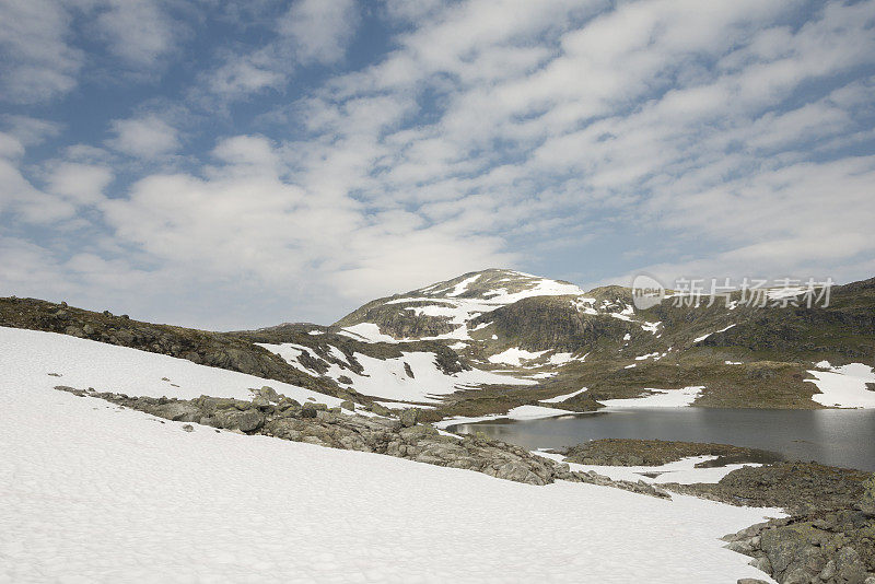 在Jotunheimen国家公园的岩石远足路线在夏天