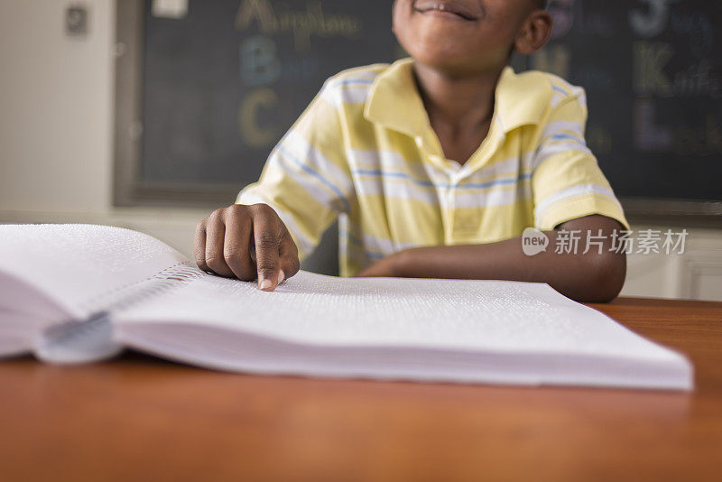 幼儿在教室里学习盲文