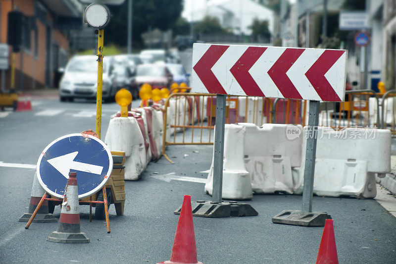 道路工程正在进行中。