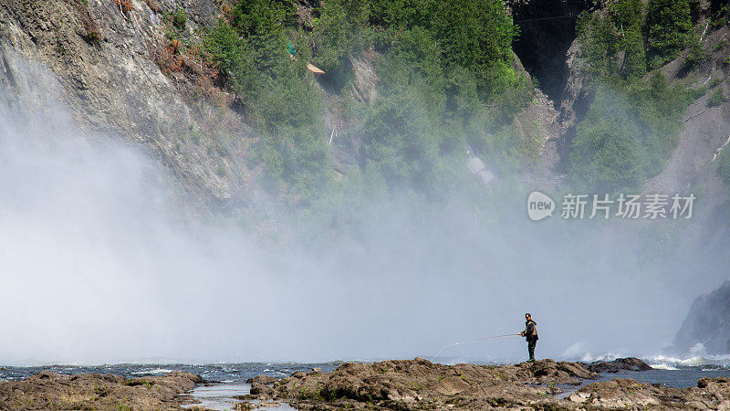 加拿大魁北克市的Montmorency瀑布，钓鱼，渔夫。
