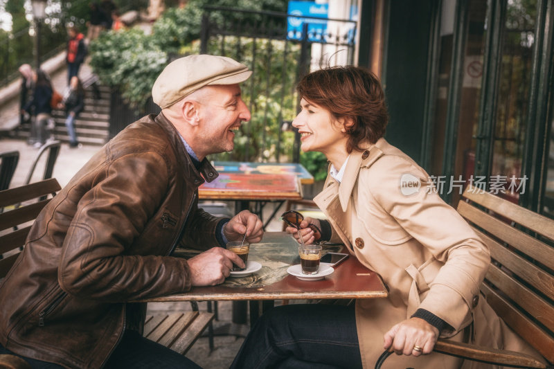 这对情侣在法国巴黎街头咖啡馆里