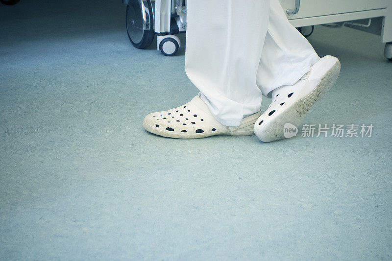 塑料凉鞋在医院地板背景