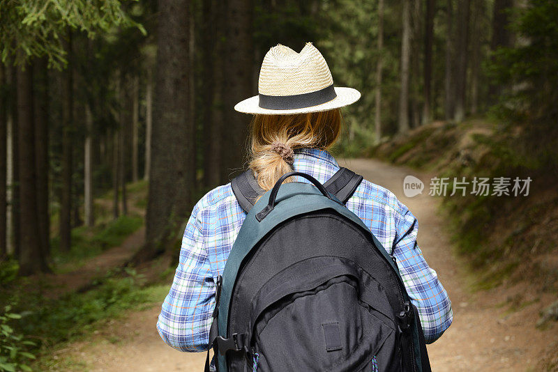 在树林里徒步旅行的女人