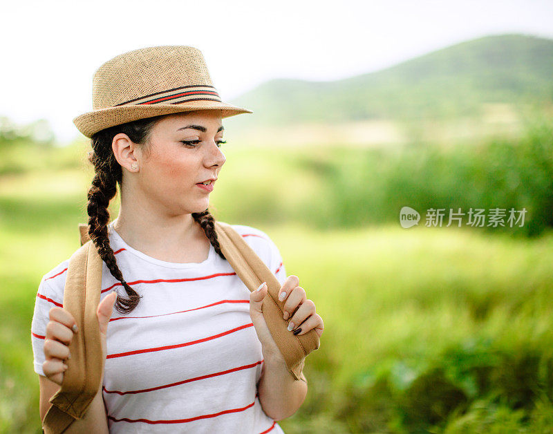 有雀斑的徒步旅行者女孩