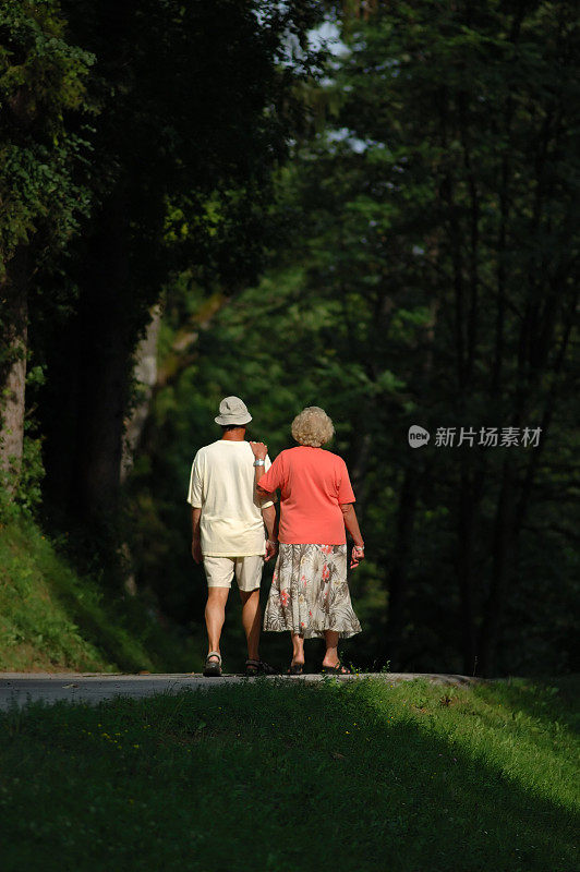 一起散步的老夫妇