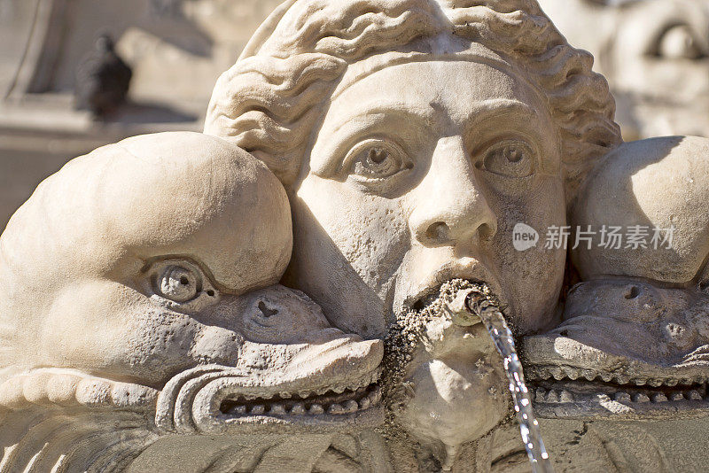 大理石雕像:万神殿前的喷泉
